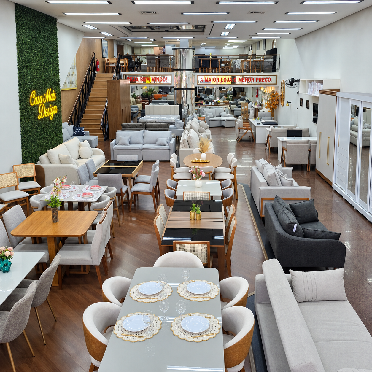 Showroom da Casa Mais Design com sofás, mesas e cadeiras em exposição