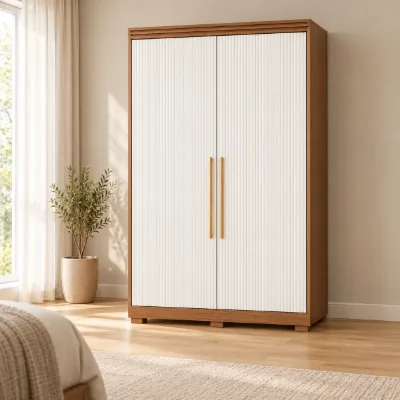 Roupeiro Joana com portas brancas ripadas e puxadores dourados em ambiente decorado – Esquenta Black Casa Mais Design